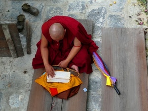 ombrello, rosso, monaco, scarpe, giallo, buddista, braccia, seduto, pelato, leggere, tavole, calvo, legno, mani