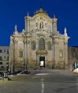 chiesa, statue, scalinata, facciata, finestre, piazza, cielo, persone, portone, blu, porta, scalini, barocco, duomo, luce, gradini, arco, notturno