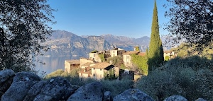 alberi, case, lago, montagne, tetti, rocce, cielo, cipresso, paese, verde, acqua, panorama, borgo, pietre, finestre, villaggio, azzurro, paesaggio, sassi