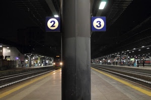 stazione, binari, numeri, treno, luci, viaggiatori, due, ferrovia