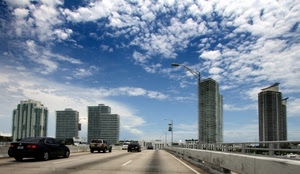 nuvole, strada, grattacieli, cielo, macchine, automobili, ponte, prospettiva, auto, lampione