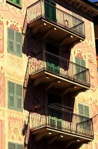 balconi, finestre, tre, ringhiere, facciata, palazzo, persiane, verde, liberty, decori