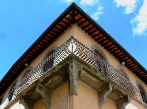 balcone, angolo, cielo, finestre, ringhiera, tetto, nuvole, casa, archi, azzurro, grondaia, edificio, porte