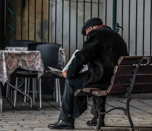 panchina, giornale, sedie, tavolo, leggere, anziano, cappello, tavolino