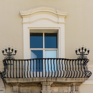 balcone, finestra, ringhiera, vetri, candelabri, luci, ferro, bianco