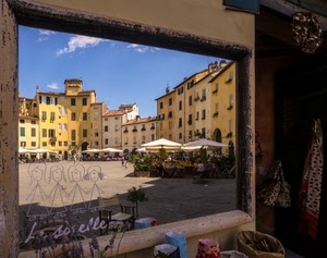 piazza, specchio, ombrelloni, riflesso, cornice, palazzi, case, vetrina, lucca