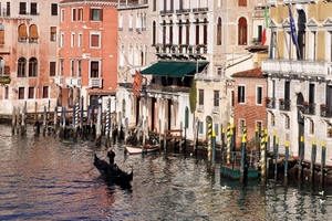 gondola, venezia, canale, palazzi, pali, acqua, bandiere, gondoliere