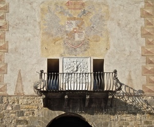 stemma, balcone, ringhiera, arco, palazzo, bassorilievo, ombra, facciata, muro, dipinto, affresco, pietre, porte