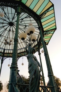 statua, lampioni, colonne, lampione, alberi, sfere, verde, vetro, liberty, ferro, gazebo, bianco, cassarmonica, padiglione, giallo, ringhiera, metallo