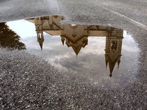 chiesa, riflesso, acqua, pozzanghera, campanile, guglie, asfalto, strada, nuvole, pioggia, campanili