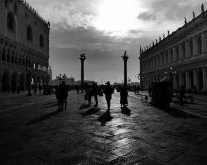 venezia, piazza, bianconero, controluce, colonne, persone, palazzi, ombre, cielo, passanti