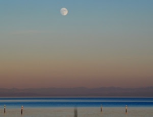 mare, luna, acqua, pali, orizzonte, tramonto, spiaggia, alba, cielo, foschia