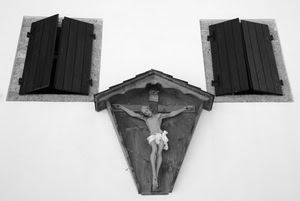 finestre, crocifisso, croce, bianconero, persiane, cristo, gesù, scuri, legno, ante, muro, bianco