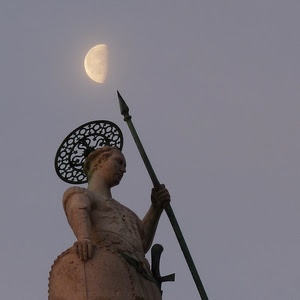 luna, lancia, statua, aureola, scudo, cielo