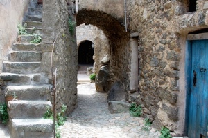 vicolo, porta, archi, scalini, scala, arco, gradini, borgo, pietra, scale, pietre, porte, scorcio, finestre, ringhiera, erba, piante, verde, celeste, muri, scalinata