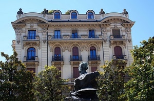 finestre, statua, alberi, palazzo, balconi, abbaini, azzurro, verde, liberty, archi, ringhiere, cielo, casa, vetri, piante