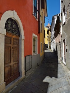 finestre, vicolo, arco, ombra, portone, rosso, giallo, porte, case, cielo, strada, porta, azzurro, ombre, campanile, via, colori