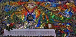altare, candele, vetrata, tovaglia, fiori, pizzo, ceri, colori, multicolore, chiesa, croci, giallo, candelabri, blu, mosaico, rosso