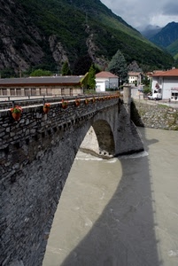 ponte, fiume, arco, acqua, case, ombra, montagne, fiori, montagna, nuvole, verde, prospettiva, vasi, alberi, cielo, sassi, paese