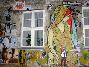 murales, finestra, finestre, donna, donne, murale, vetri, colori, scritte, riflesso, bianco