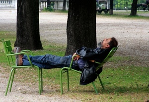 sedie, alberi, verde, uomo, due, dormire, parco, riposo, prato, tronchi