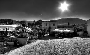 sole, vasi, piazza, bianconero, piante, controluce, ombrelloni, arco, cielo, nero, finestre, porta, raggi, scorcio, case