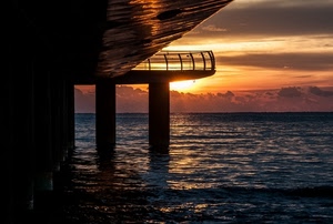 mare, tramonto, nuvole, sole, acqua, colonne, arancione, pilastri, ringhiera, controluce, molo