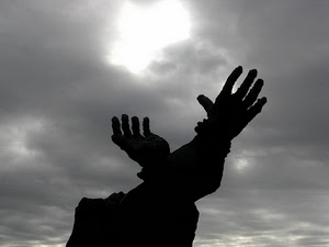 mani, nuvole, cielo, controluce, nero, dita, sole, statua, bianconero, bianco, silhouette, braccia