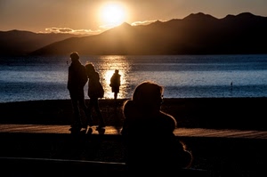 controluce, tramonto, persone, sole, acqua, montagne, silhouette, lago, mare