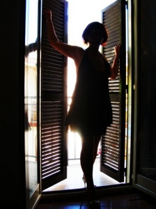 donna, controluce, persiane, finestra, silhouette, balcone, ante, luce