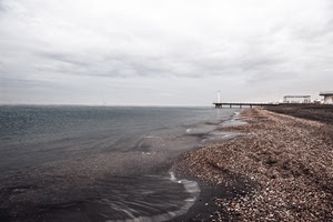 mare, spiaggia, acqua, pontile, cielo, nuvole, sassi, riva, grigio, onda, orizzonte, molo, sabbia