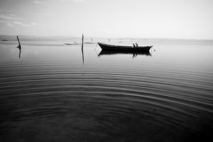 barca, acqua, onde, mare, cerchi, pali, bianconero, grigio, nero