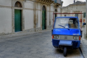 porte, strada, ape, ruota, verde, blu, portoni, azzurro, fanali, tergicristallo, case, fari, specchietto, finestre, parabrezza
