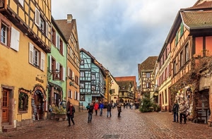 strada, passanti, case, finestre, nuvole, colori, cielo, palazzi, persone, maltempo