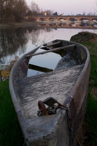barca, ponte, fiume, lucchetto, acqua, archi, legno, catena, abbandono