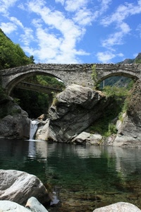 ponte, nuvole, cielo, fiume, acqua, cascata, verde, riflessi, rocce, archi, masso, arcate, sassi, arco, lago, azzurro, due, alberi, riflesso