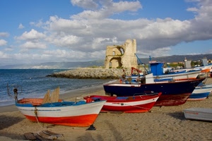 barche, mare, sabbia, nuvole, spiaggia, cielo, rudere, costa, colori, acqua, rosso, bianco, azzurro, blu