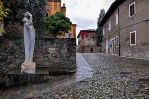 strada, statua, case, alberi, finestre, pioggia, monumento, porte, nuvole, cielo, scultura, muro