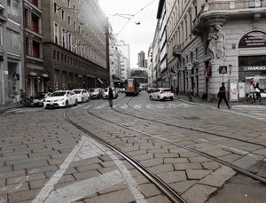 tram, strada, macchine, rotaie, auto, binari, automobili, via, cielo, finestre, città, palazzi