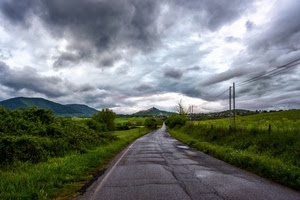 strada, nuvole, verde, cielo, pali, colline, erba, piante, prospettiva, asfalto, maltempo, montagne, alberi, orizzonte, grigio, fili, panorama, paesaggio