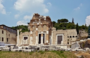 colonne, alberi, cielo, nuvole, ruderi, rovine, erba, verde, porte, finestre, archeologia, case, resti, piante, capitelli, azzurro