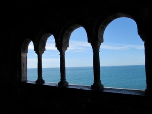 colonne, mare, cielo, archi, nuvole, azzurro, acqua, affaccio, controluce, capitelli, nero