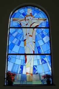 vetrata, vasi, azzurro, fiori, croce, blu, vetro, colori, crocifisso, arco, finestra, chiesa, mosaico, vetri, rosso, piante