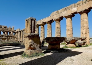 colonne, tempio, ruderi, cielo, rovine, capitelli, ombre, ombra, erba, azzurro, archeologia, antichità, persone, resti