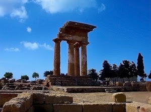 alberi, colonne, cielo, tempio, ruderi, rovine, nuvole, azzurro, scalini, capitelli, resti, verde, pietre, archeologia