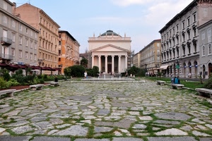 piazza, panchine, colonne, selciato, chiesa, palazzi, case, fontana