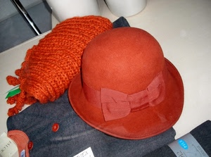 cappello, sciarpa, fiocco, bottoni, rosso, arancio, nastro, vetrina