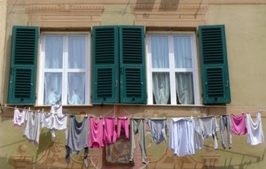 finestre, panni, tende, persiane, verde, vetri, bianco, filo, bucato, rosa, imposte, due, casa, muro, biancheria, tendine