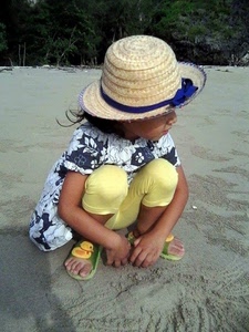 cappello, bambina, sabbia, mani, alberi, sandali, fiocco, paglia, bimba, piedi