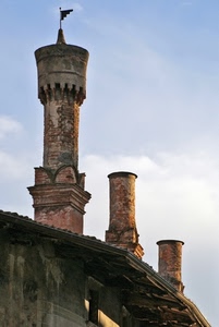 tre, tetto, comignoli, cielo, mattoni, bandiera, nuvole, finestra, camini, torri